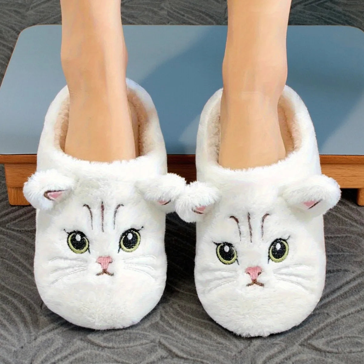 Waterpoof eva cat slippers with paw bottom outdoor garden.